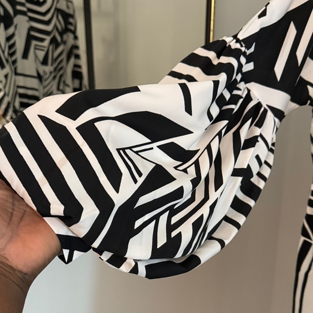 True Destiny Black and White Abstract Blouse - Picture 2 of 3